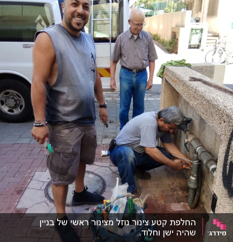 אינסטלטור מתקן צינור עם כלי עבודה ותיק כלים